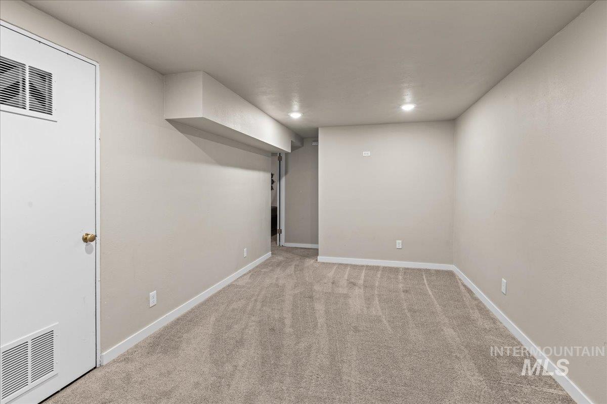 719 W Locust Property Photo 17