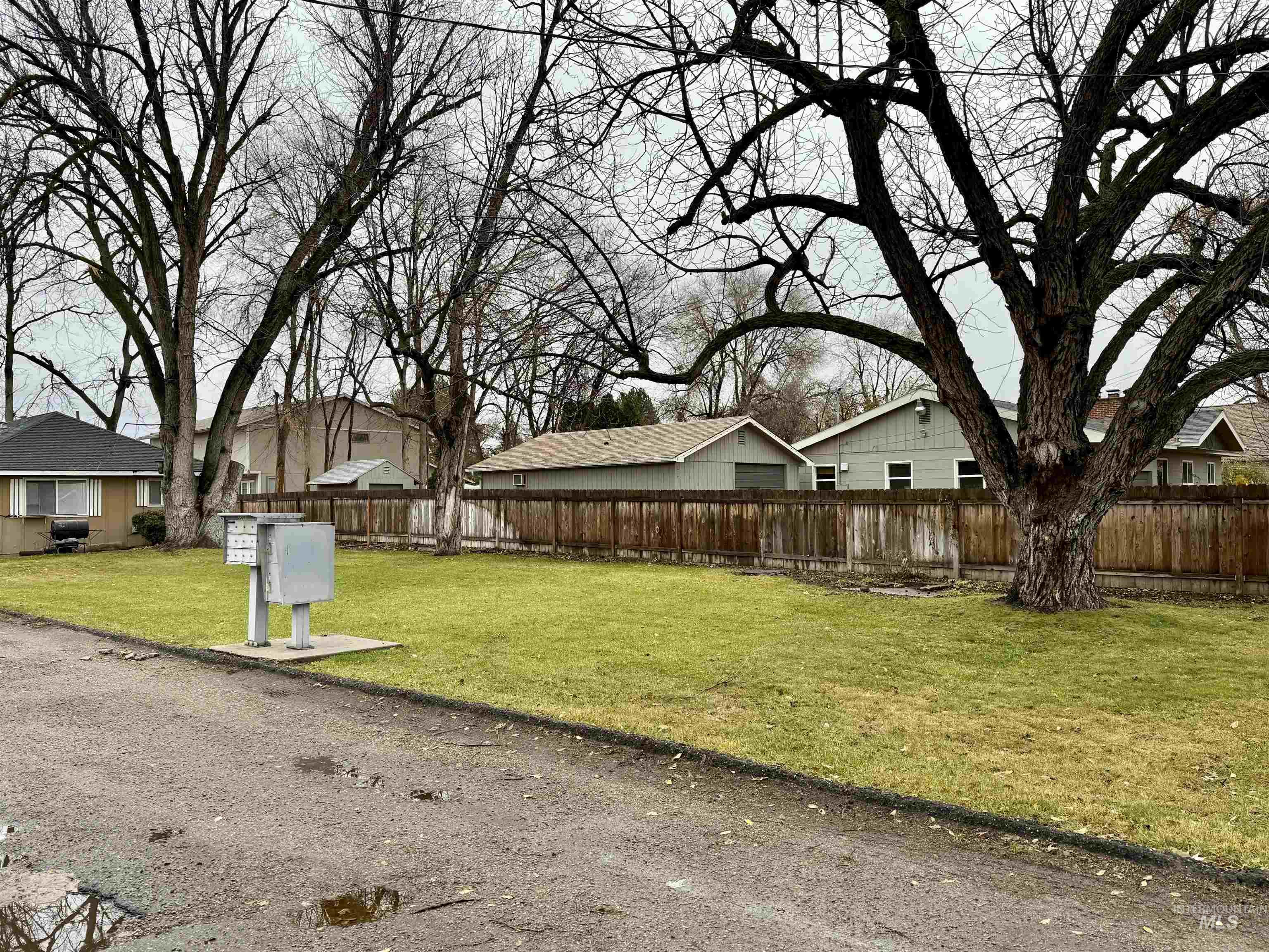 2220 S Hervey Property Photo 9
