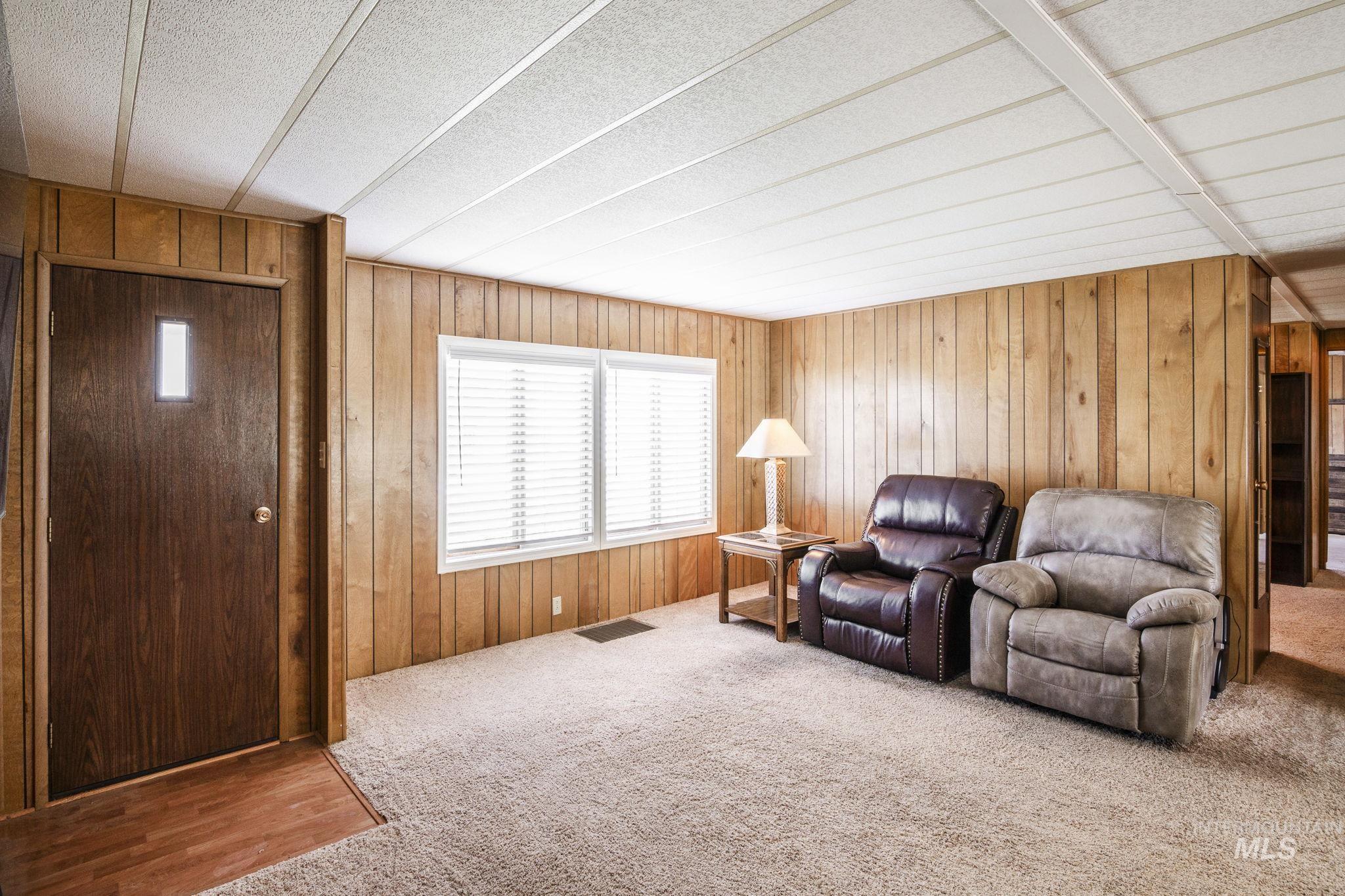 450 Poleline Property Photo 7
