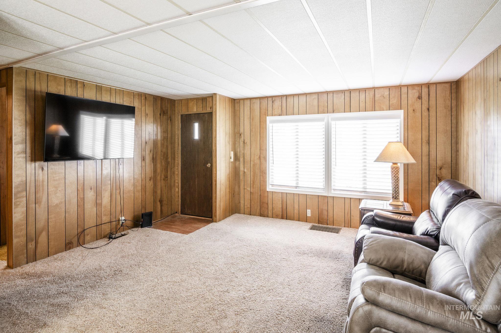 450 Poleline Property Photo 8