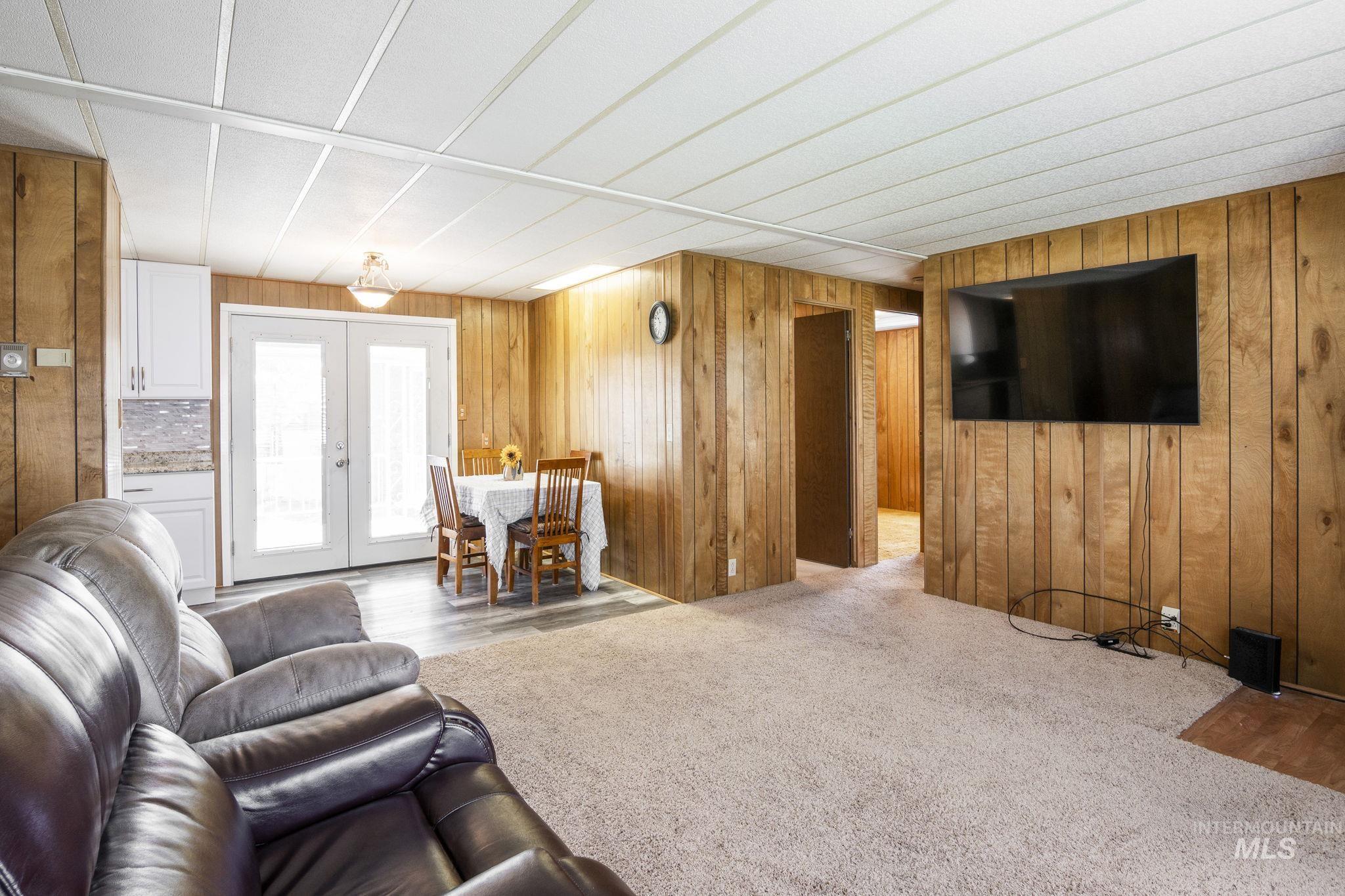 450 Poleline Property Photo 11