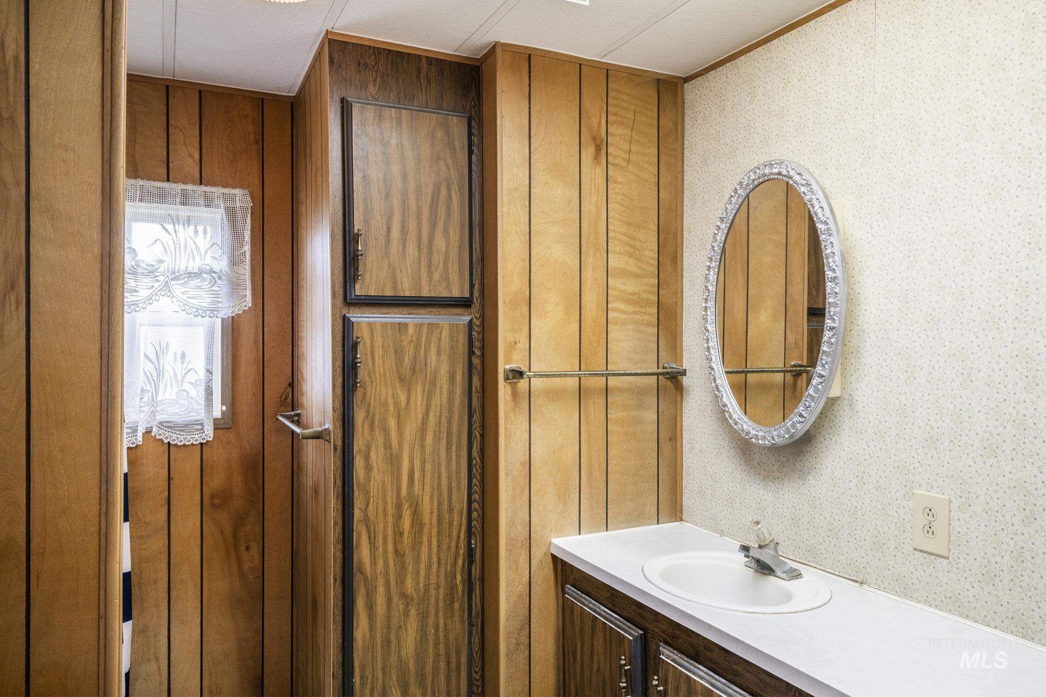 450 Poleline Property Photo 17