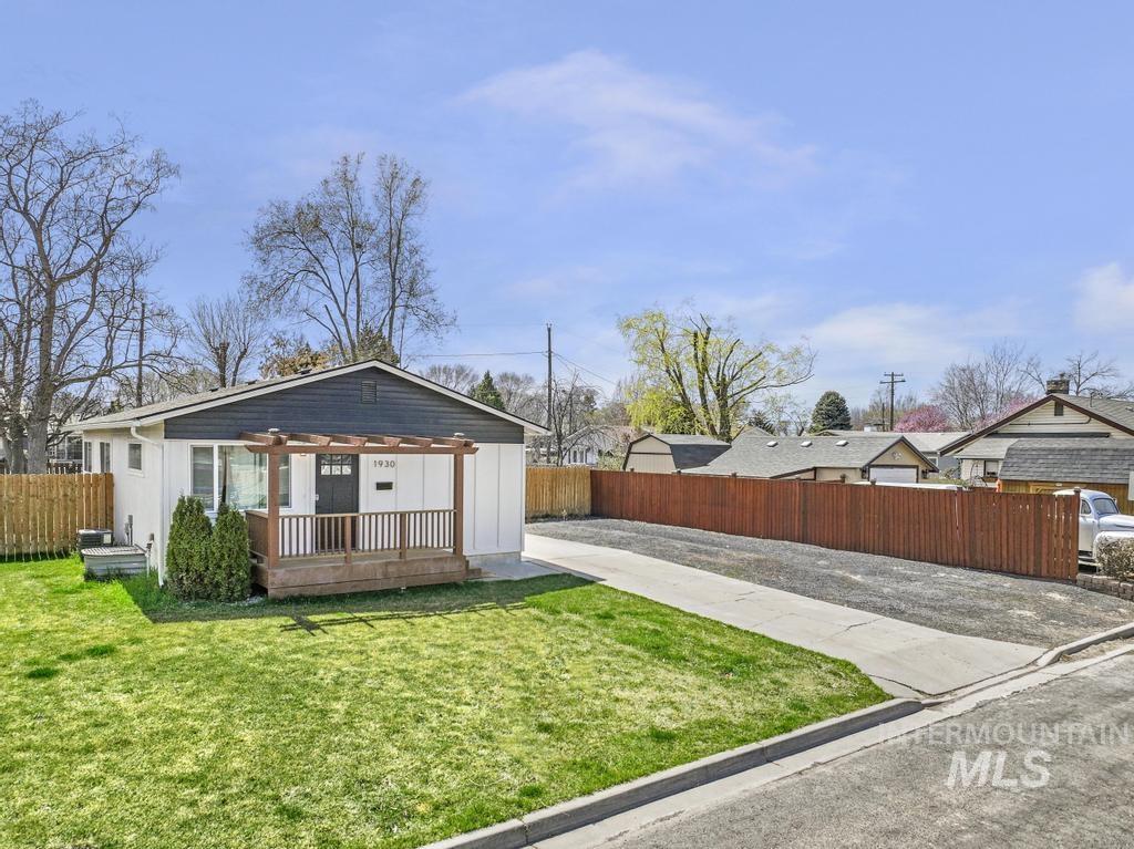 1930 Poplar Ave. Property Photo 2