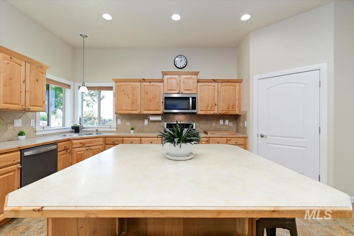 420 Rothbury Dr. Property Photo 11