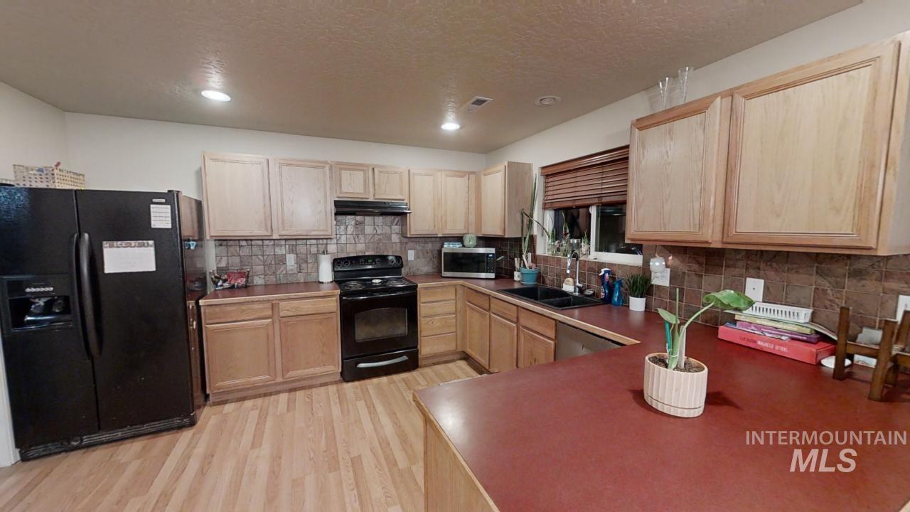 12880 Adelaide St Property Photo 8