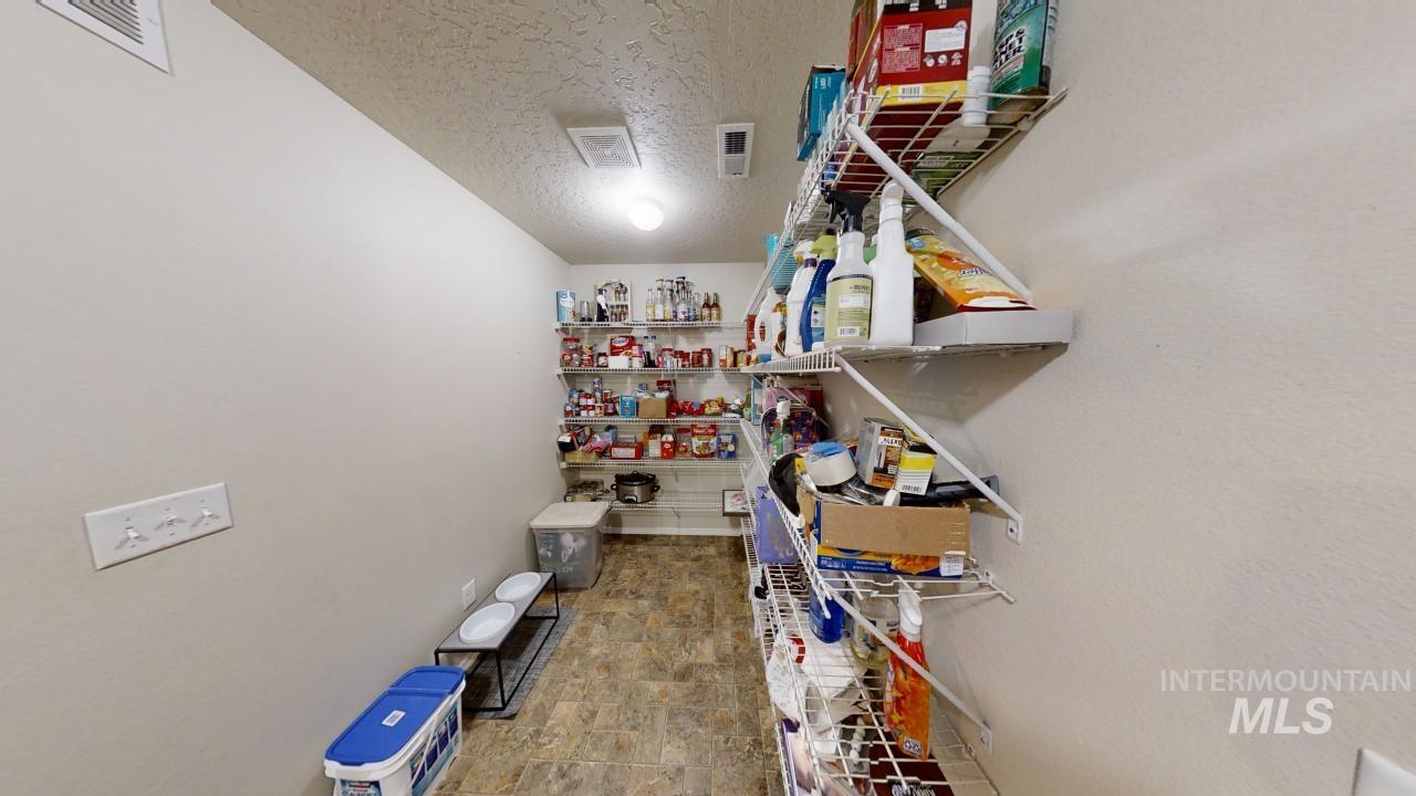 12880 Adelaide St Property Photo 11