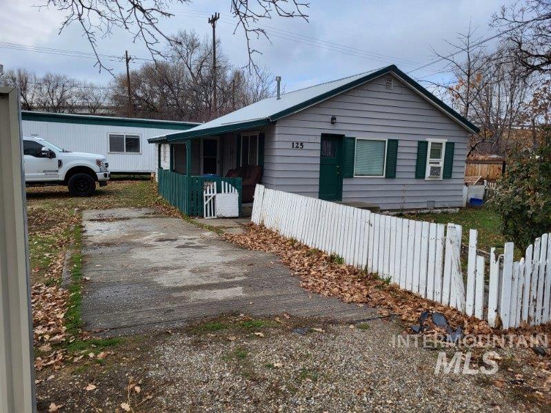 125 1st St N Property Photo 1