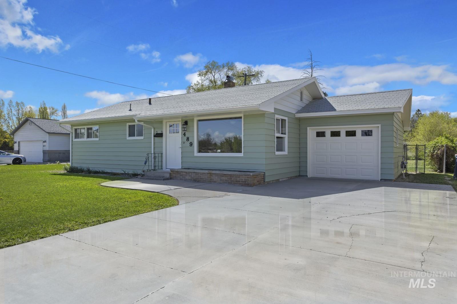 489 W Borah Ave Property Photo 1