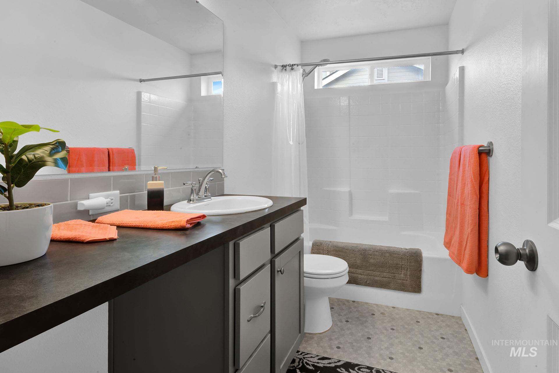 17032 Thomas Paine Way Property Photo 9