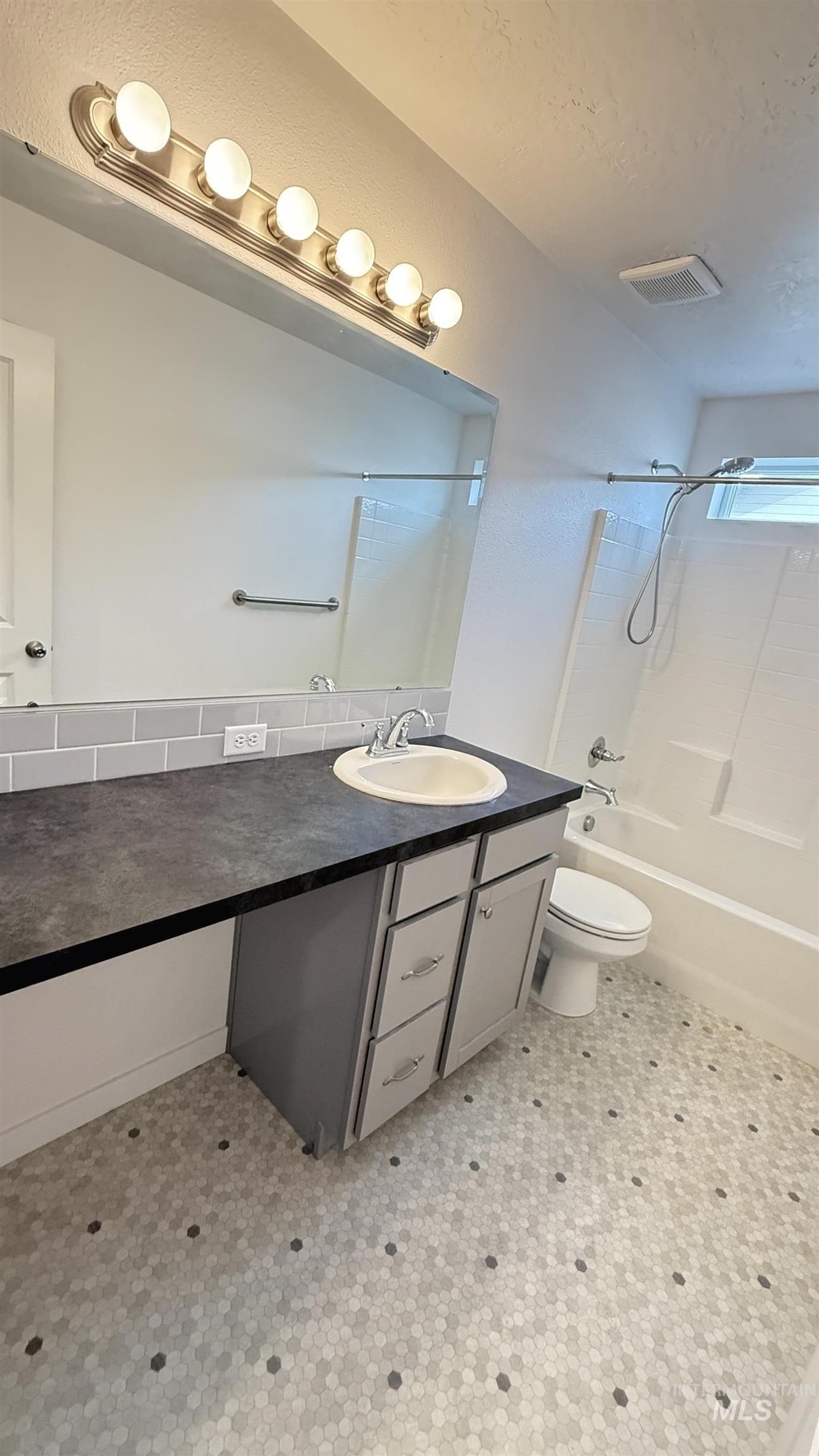 17032 Thomas Paine Way Property Photo 34