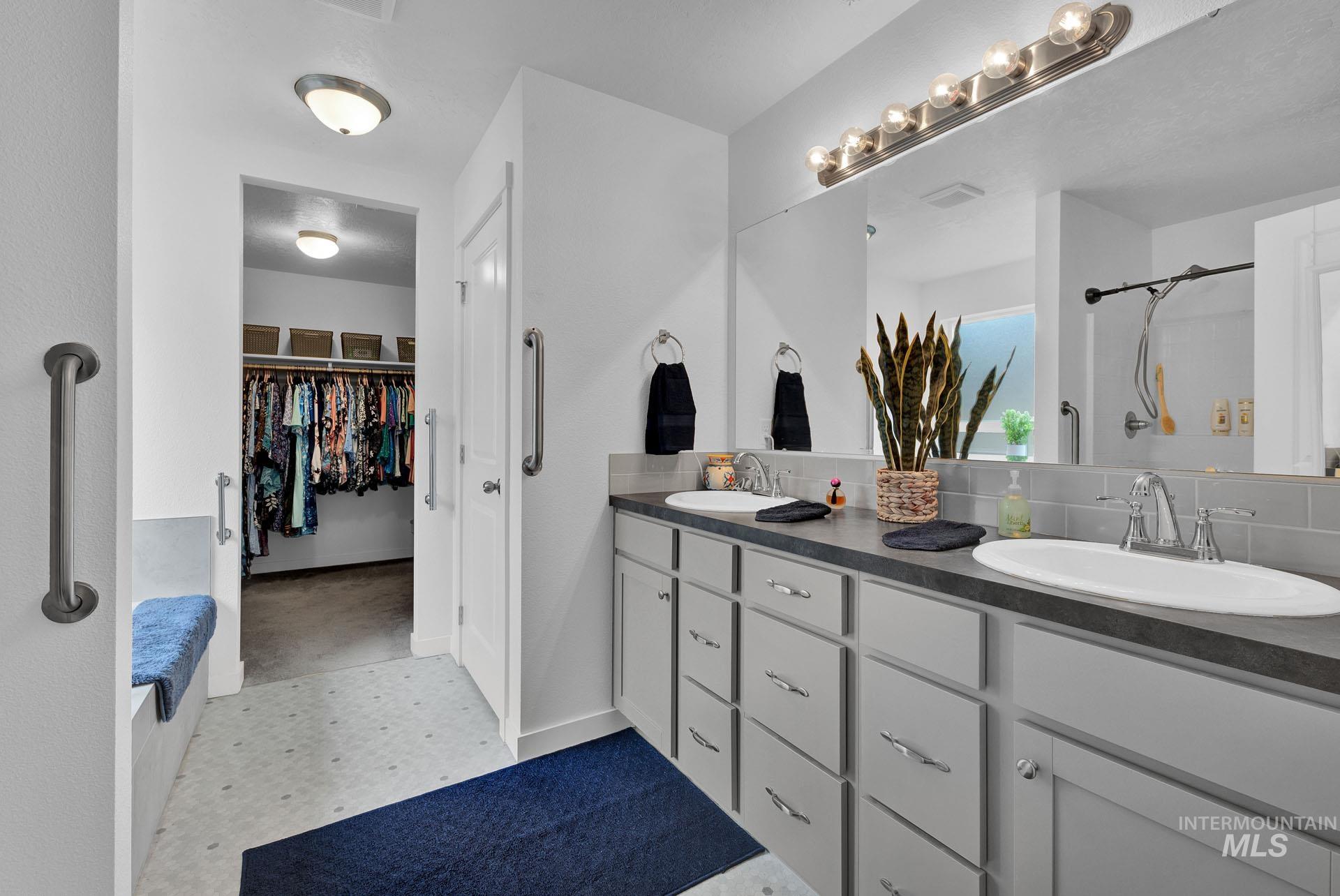 17032 Thomas Paine Way Property Photo 46