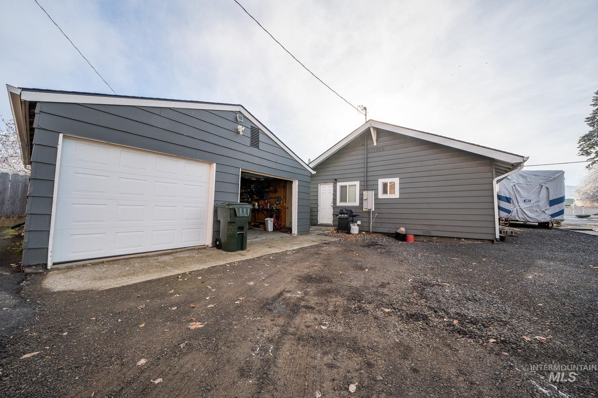 409 W South Street Property Photo 5