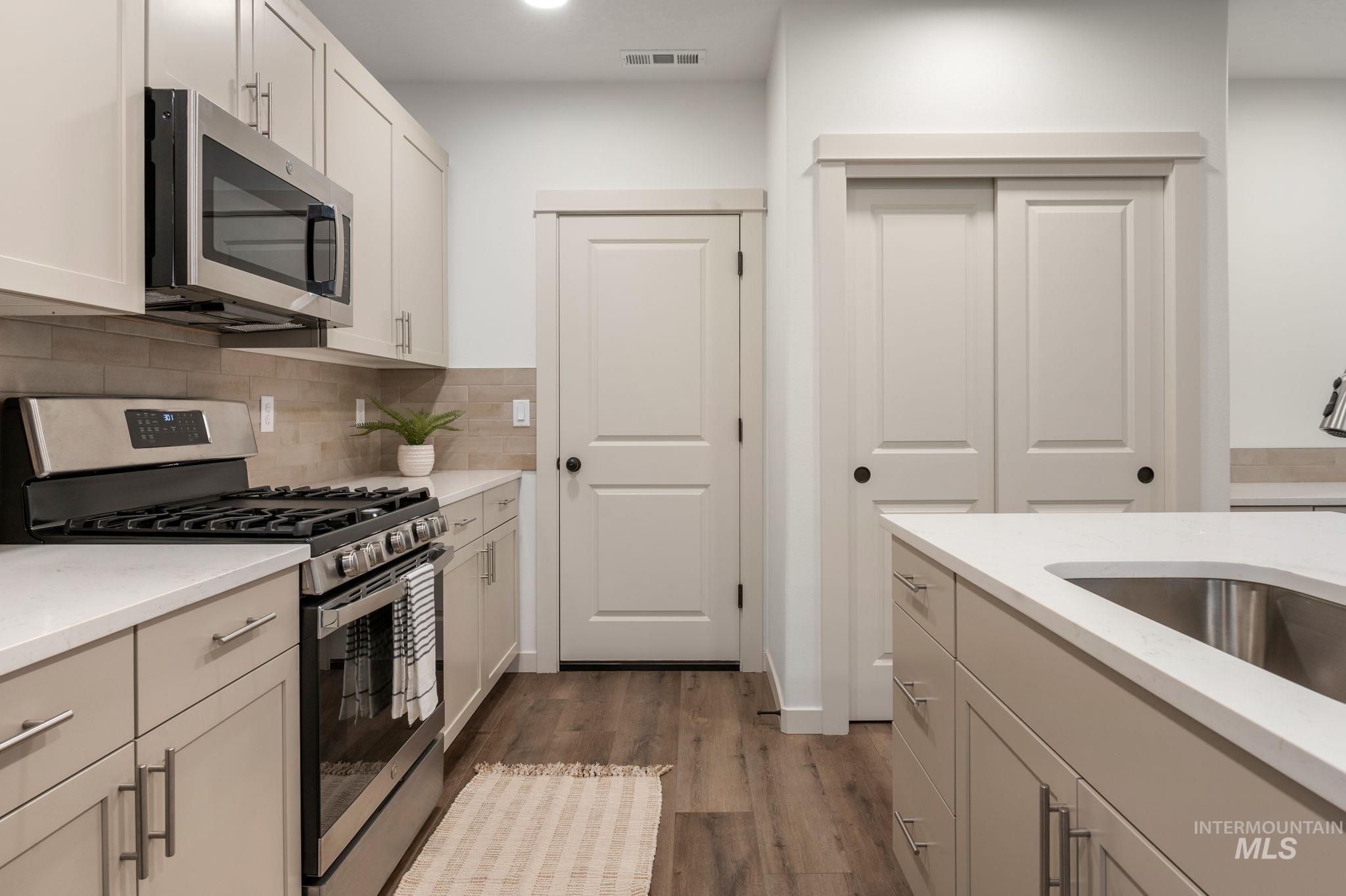 2443 Legacy Court Property Photo 6