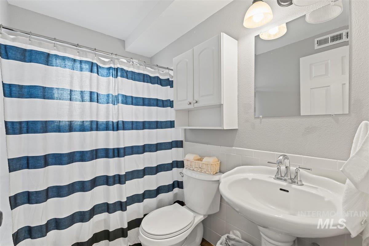 110 E 14th N Property Photo 16