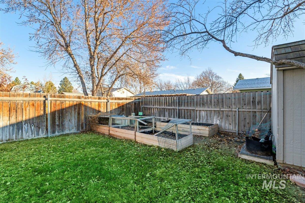 110 E 14th N Property Photo 32