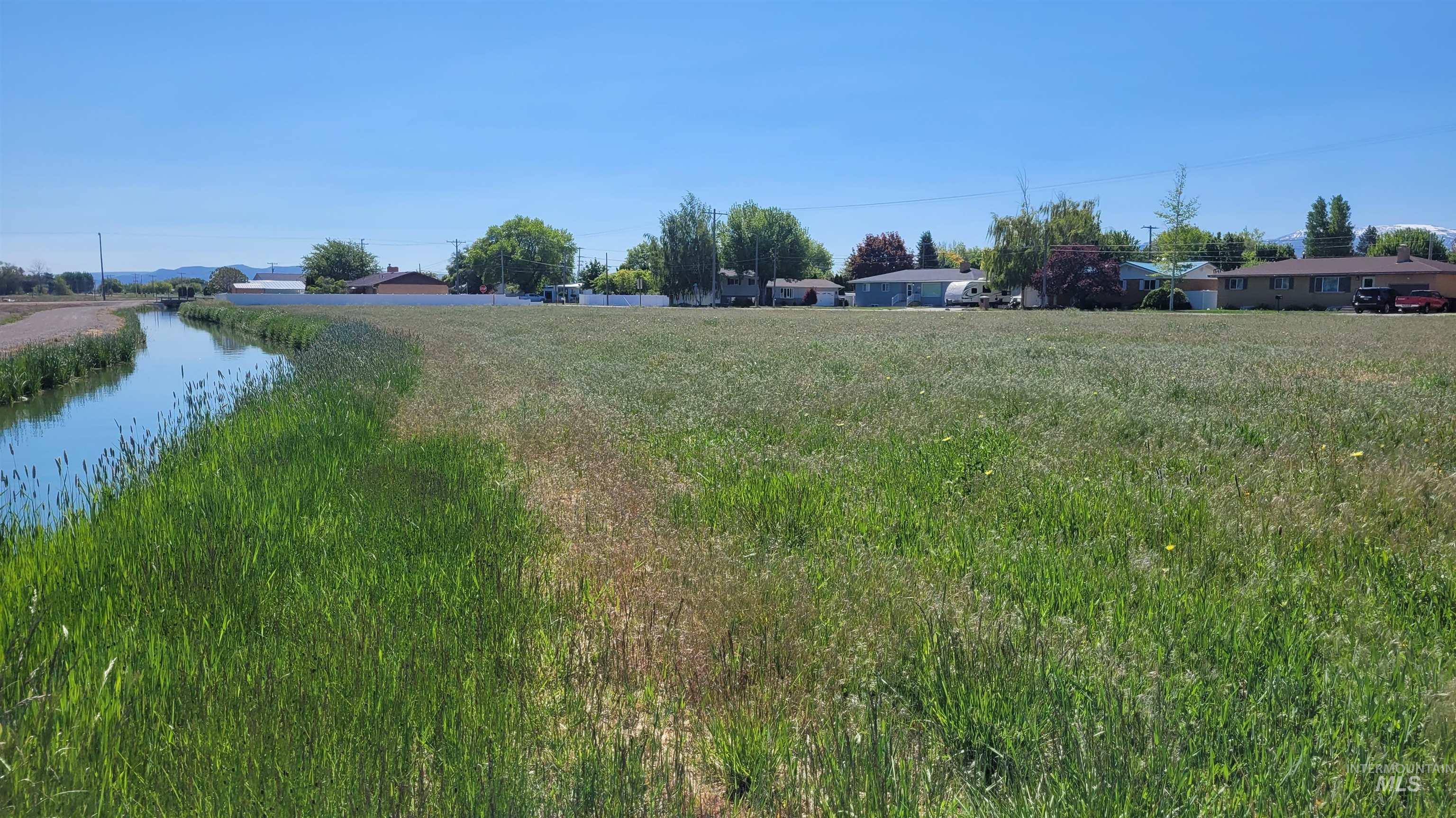 450 E 27th Property Photo 3