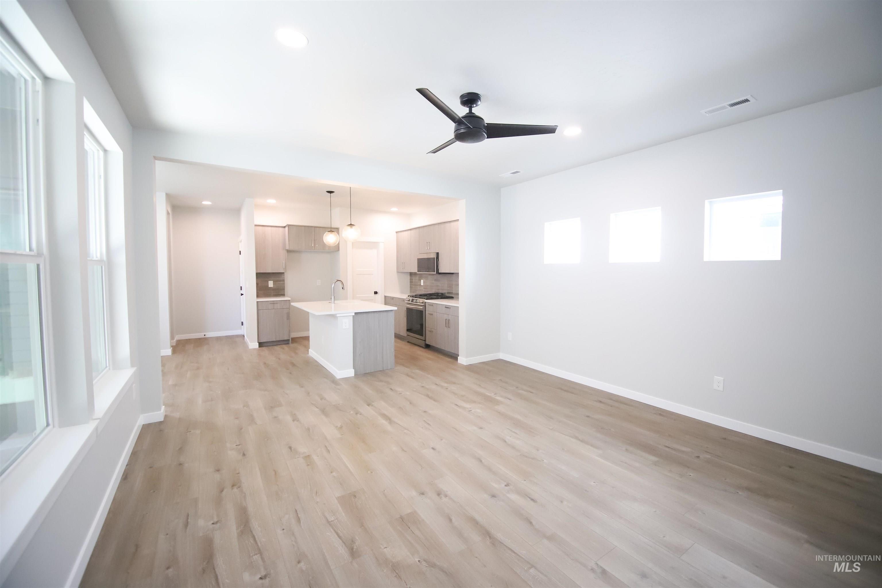 6940 S Cheyenne Ave Property Photo 9