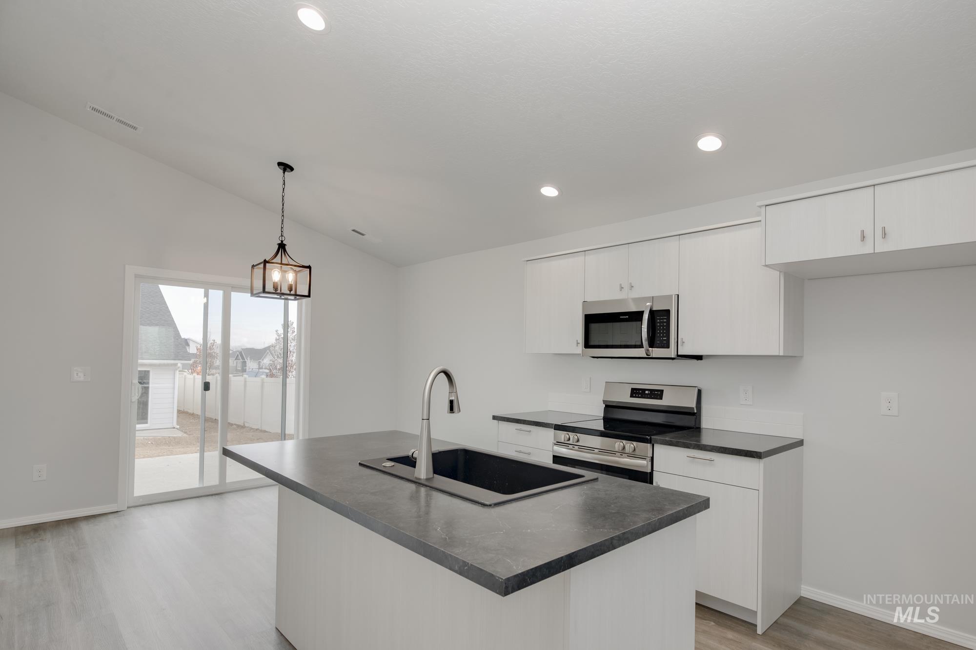 278 N Coltsfoot Ave Property Photo 4
