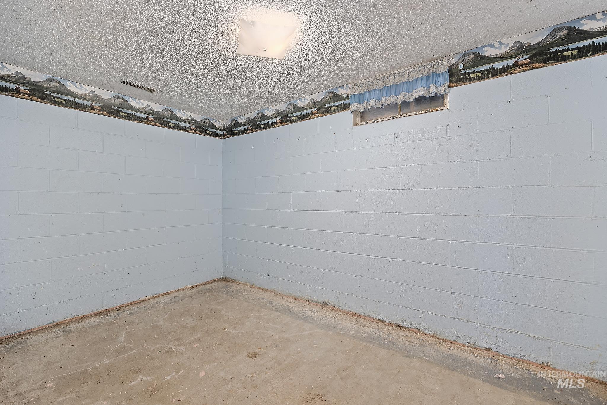 27 W 700 N Property Photo 15