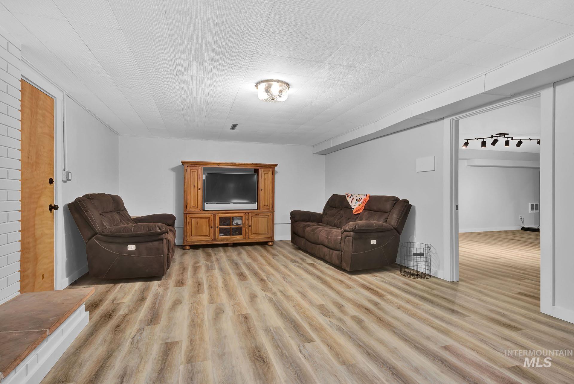 16463 W Oak Street Property Photo 37