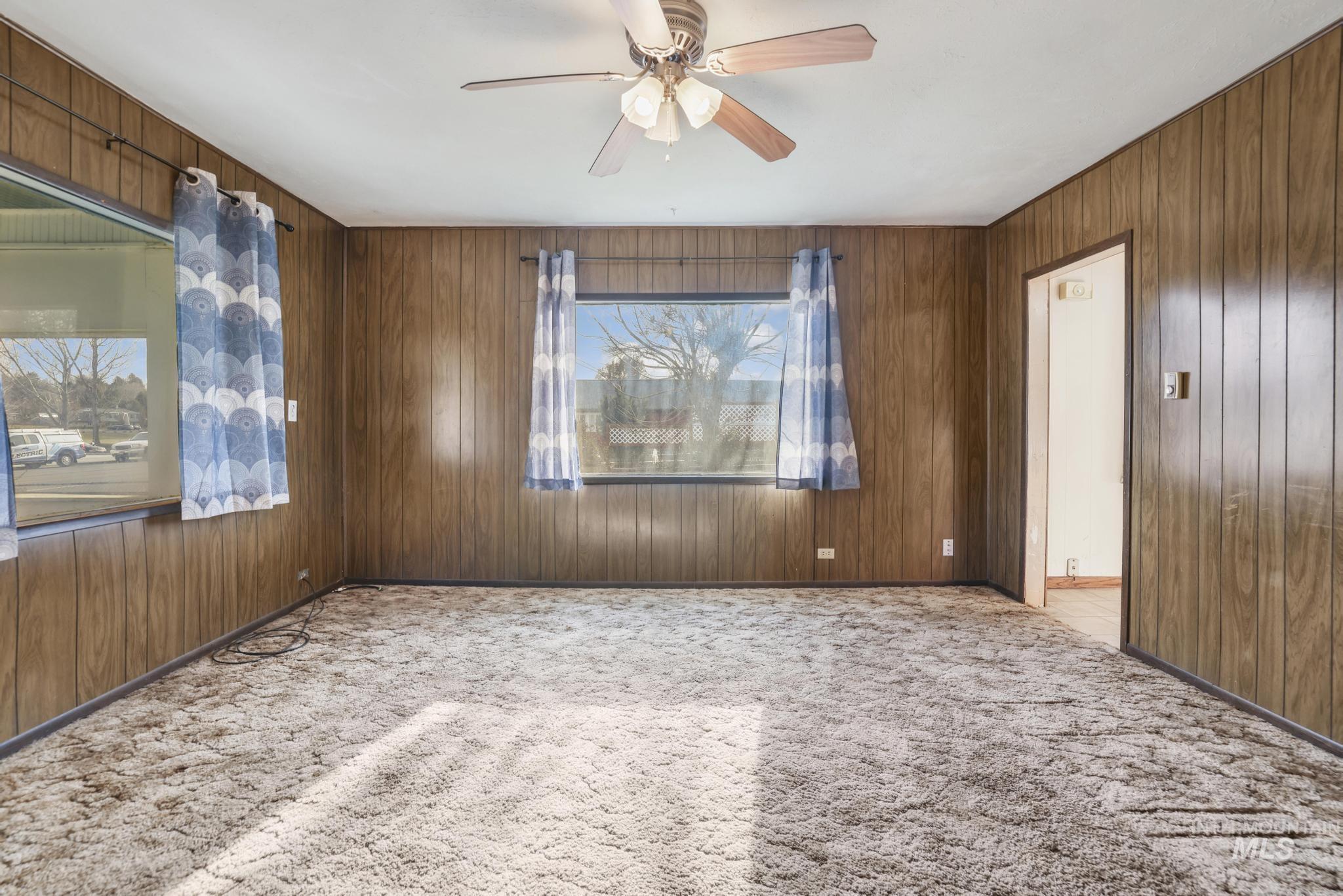 560 N State St. Property Photo 9