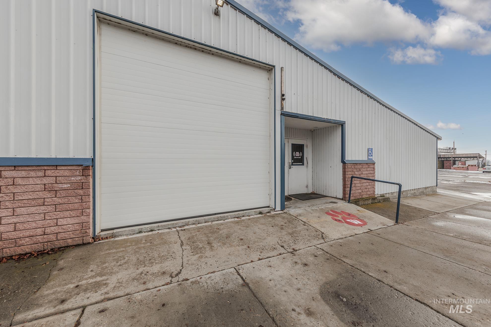 340 W Commercial Property Photo 3