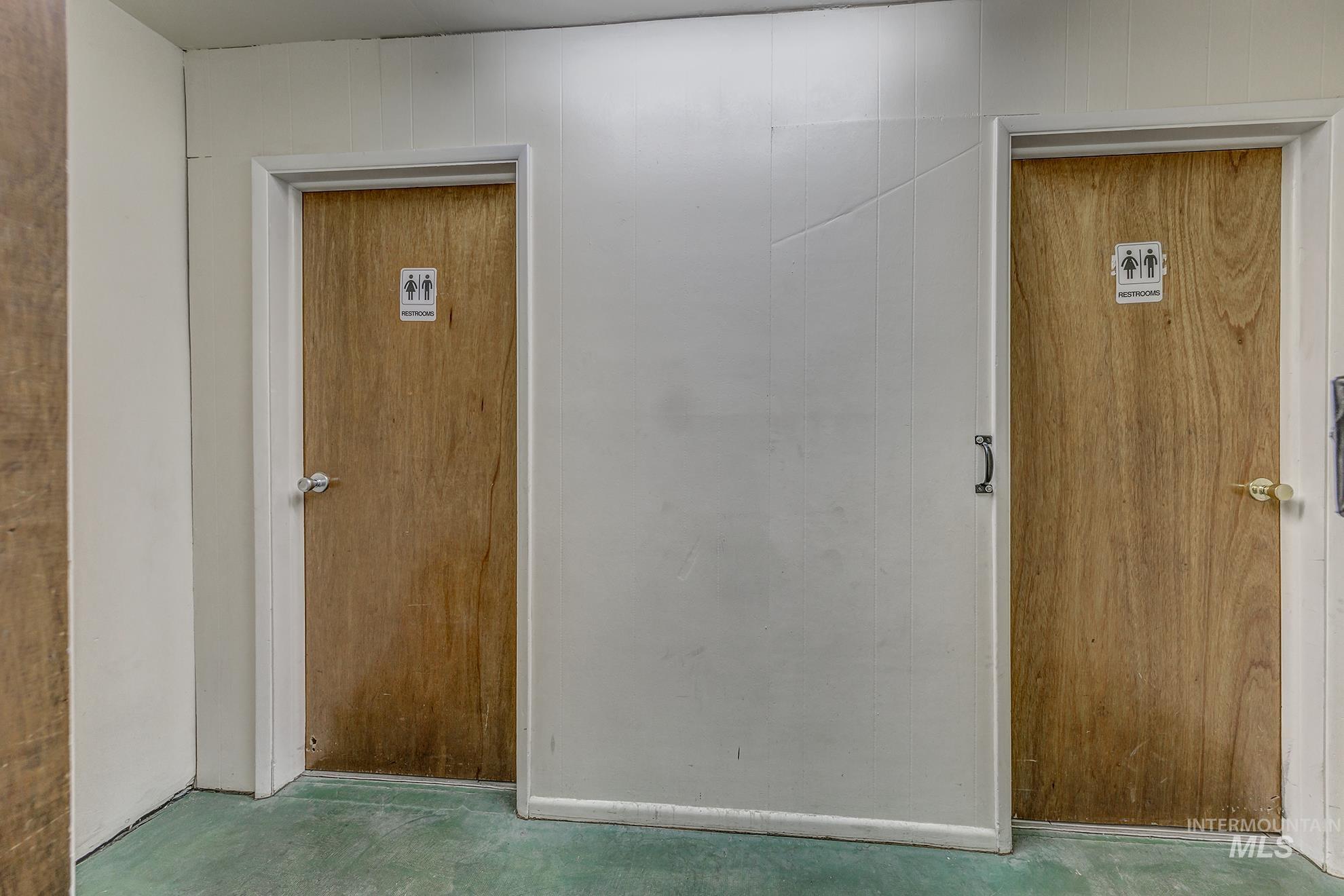 340 W Commercial Property Photo 9