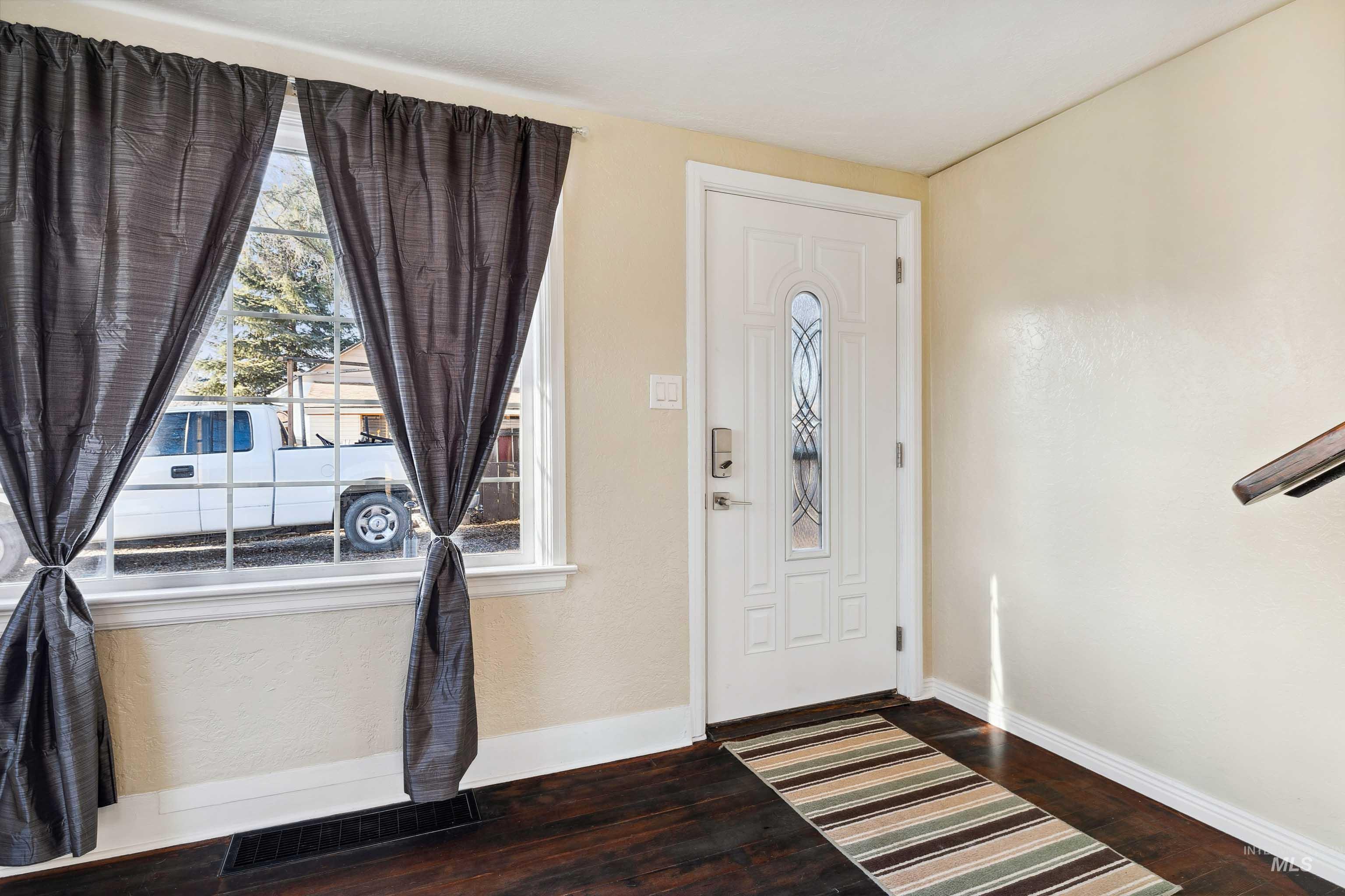 1034 Maurice St Property Photo 6