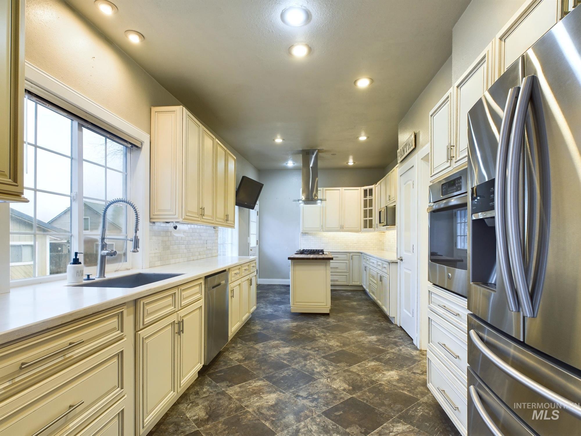 3310 6th Street Property Photo 4