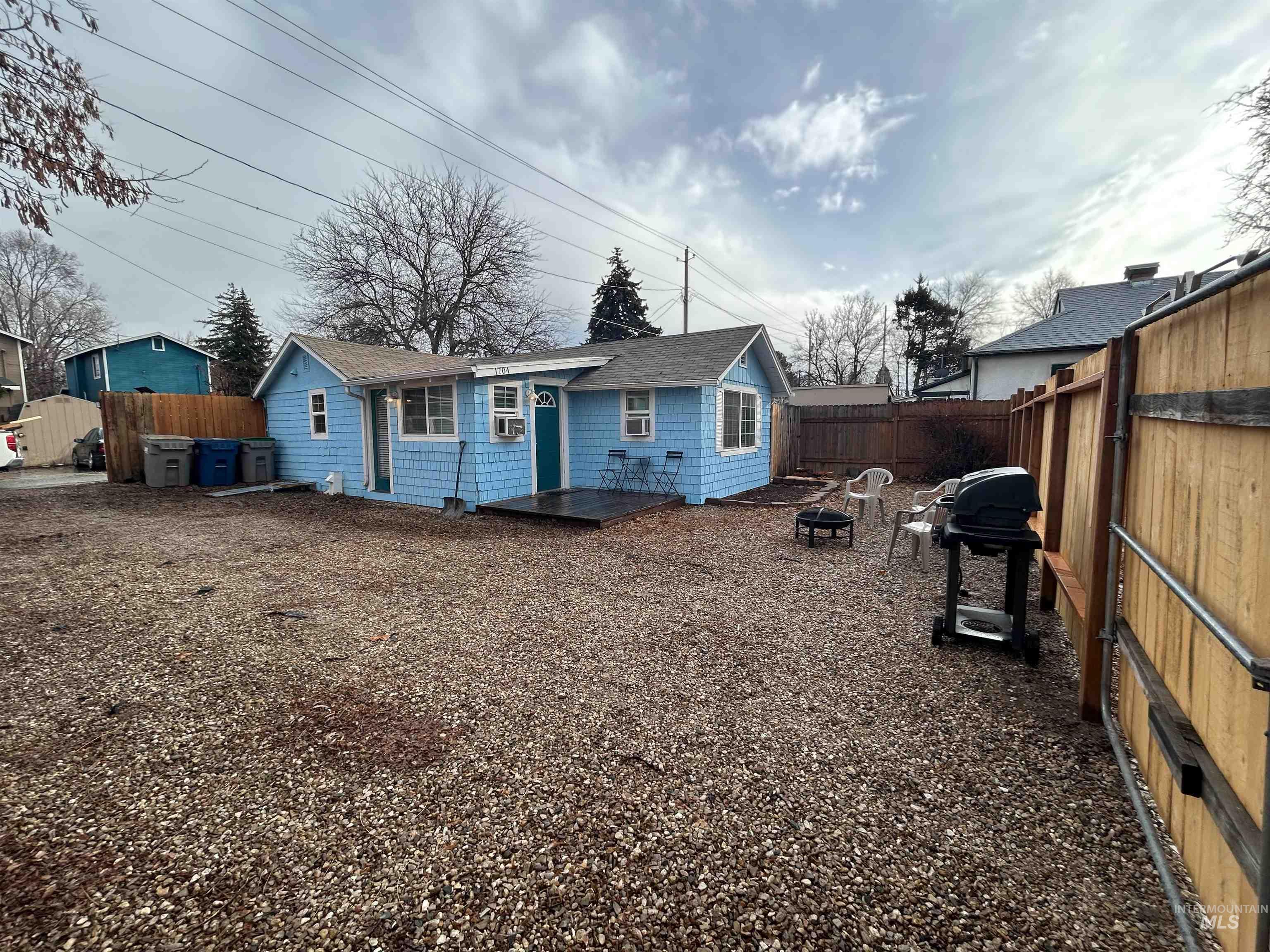 1704 S Vista Ave Property Photo 3
