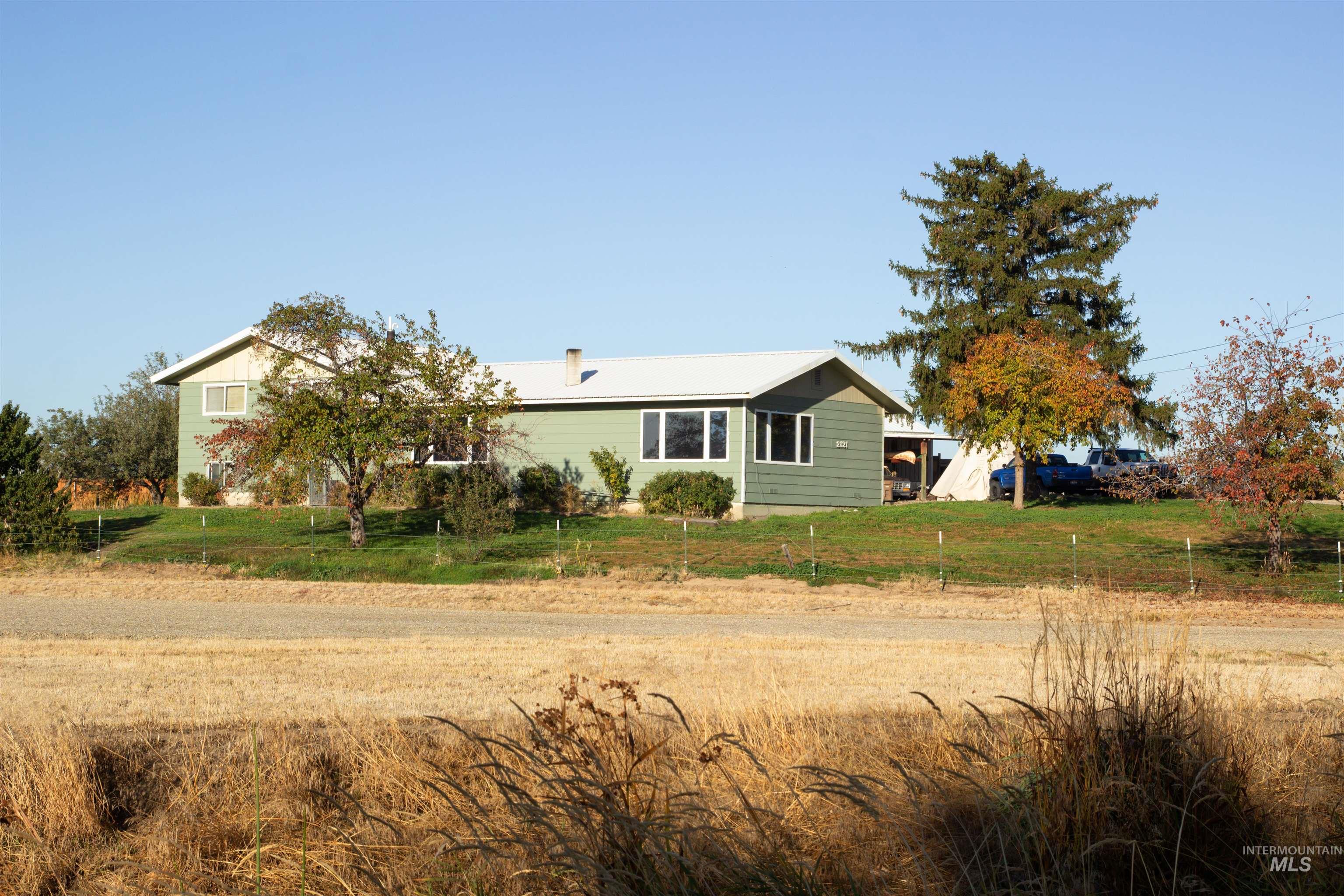 2121 Ua Ave Property Photo 1