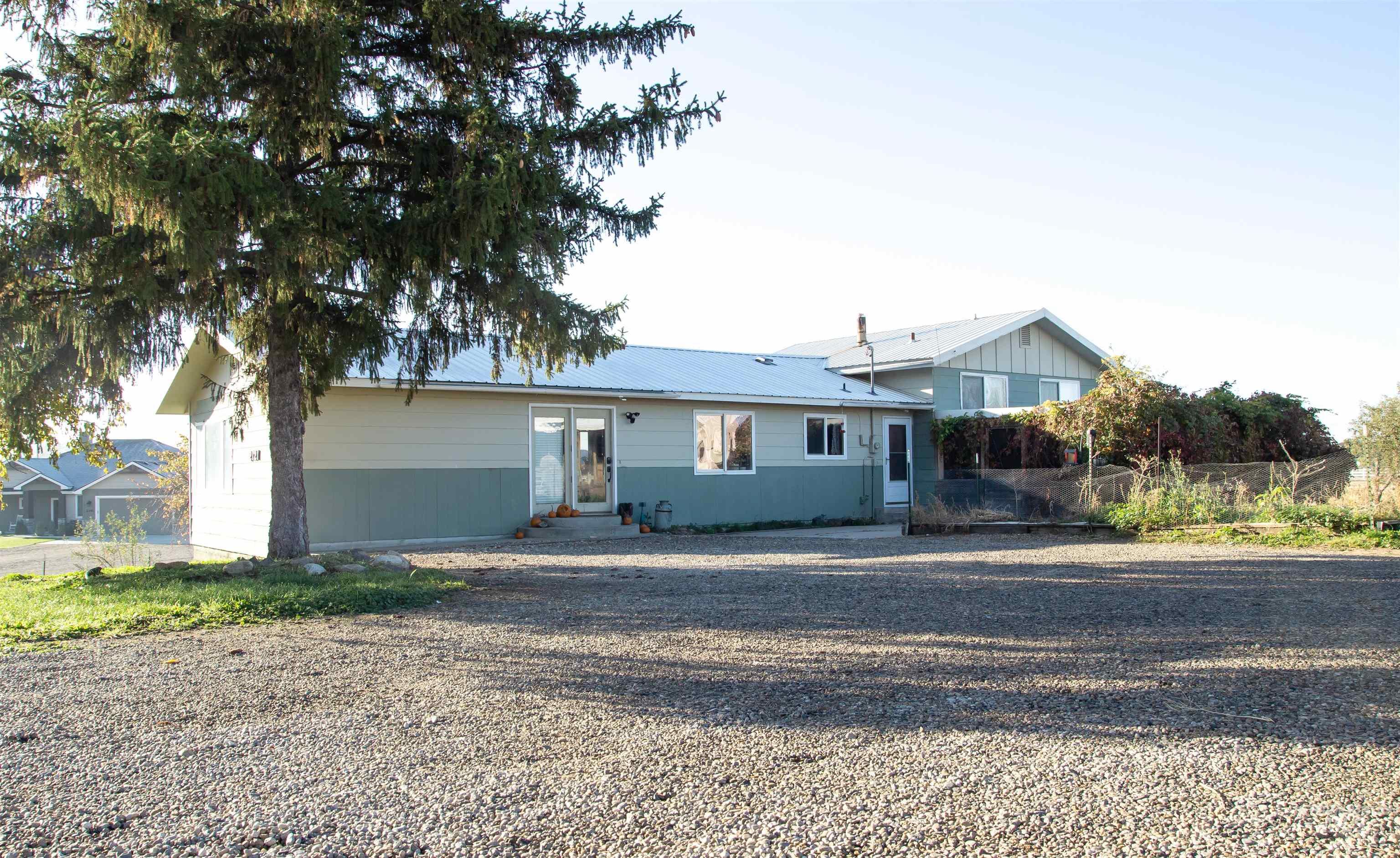 2121 Ua Ave Property Photo 2