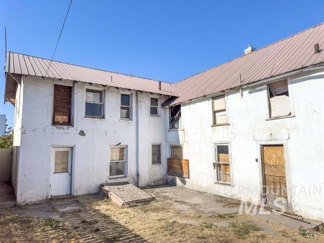428 Main Ave N Property Photo 6