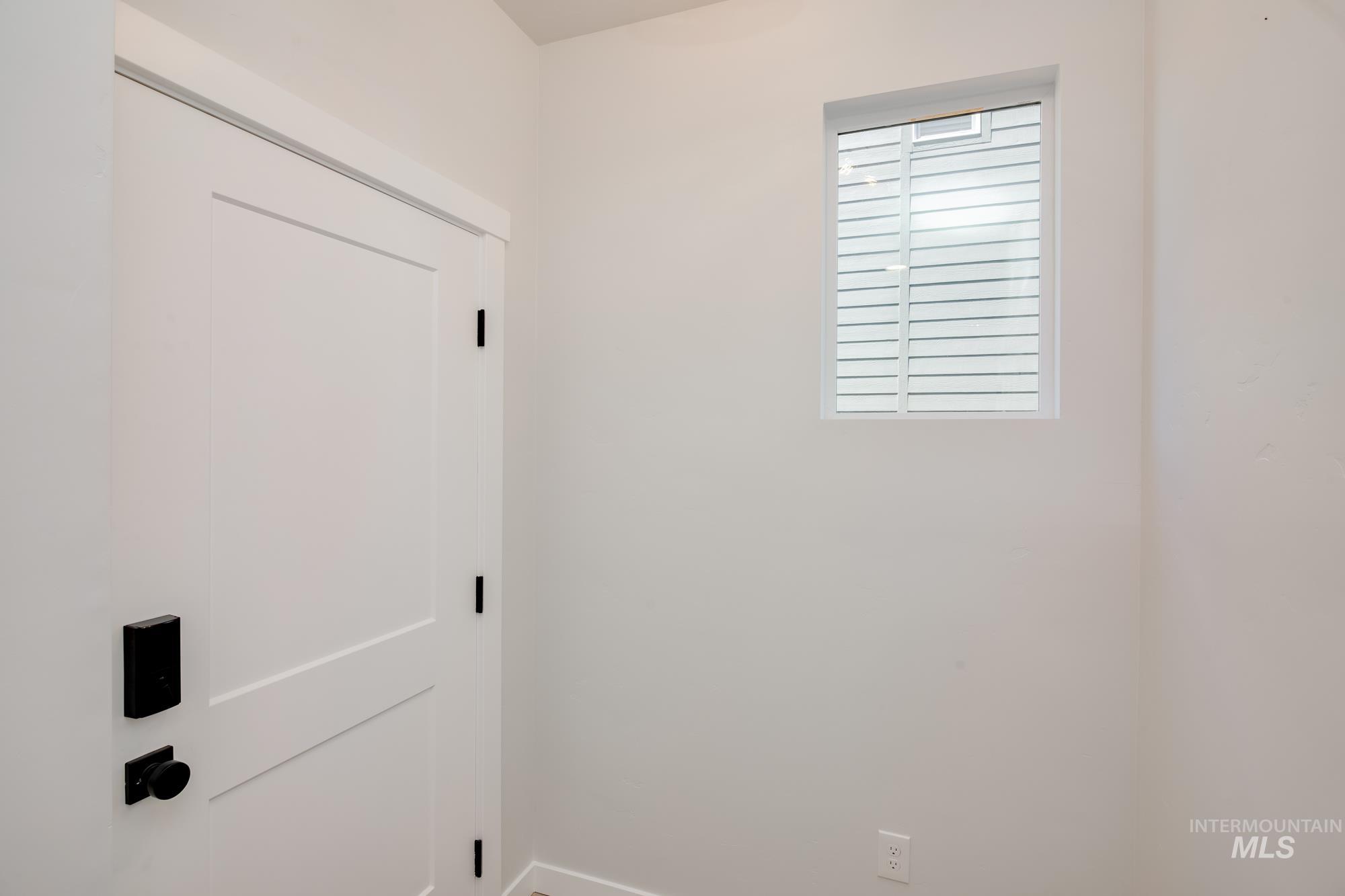 6987 S Cheyenne Ave Property Photo 2