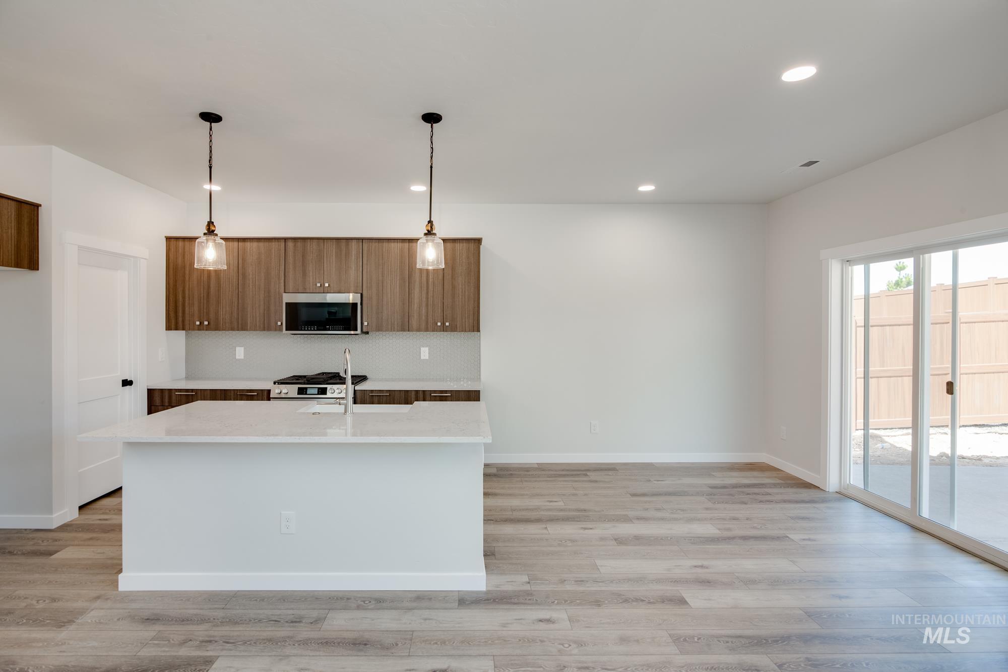 6987 S Cheyenne Ave Property Photo 3