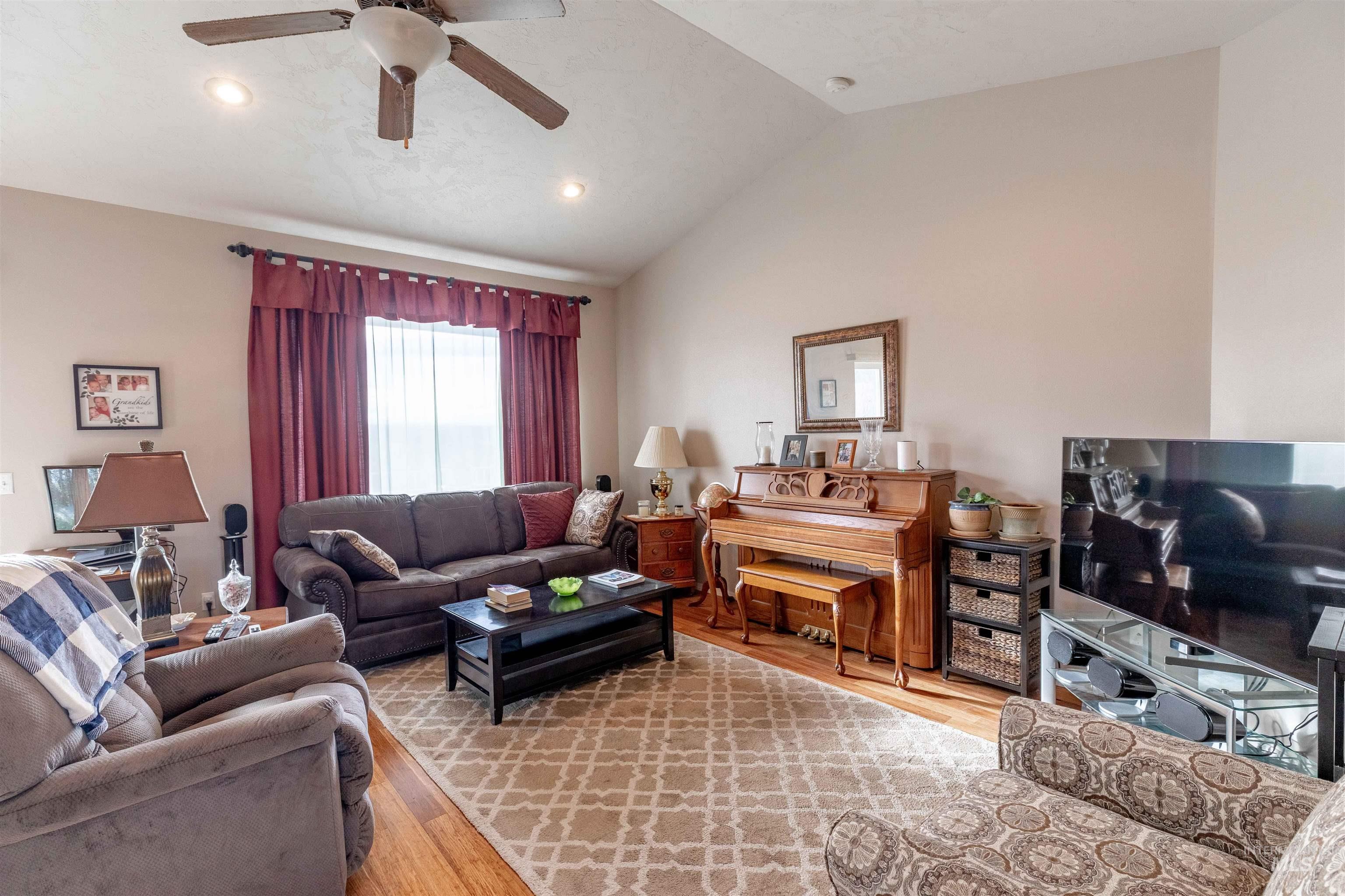 924 Grelle Ave Property Photo 3