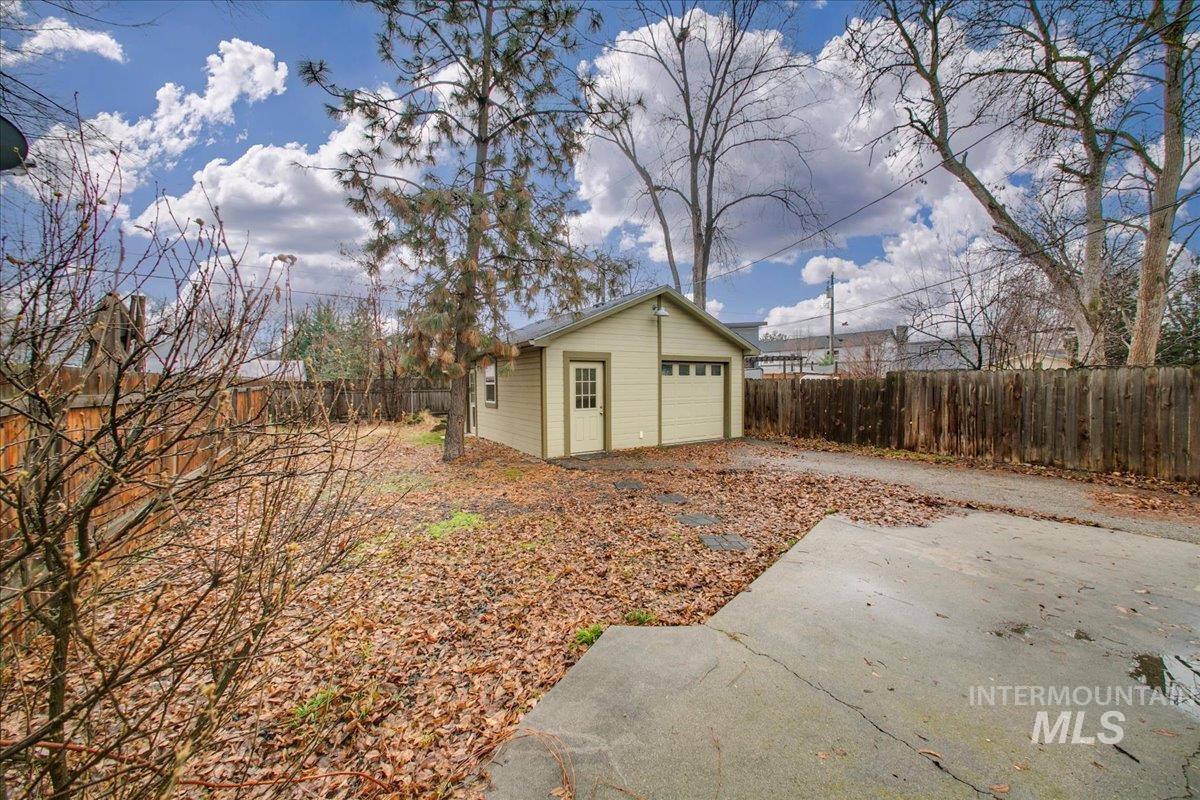 2719 W Woodlawn Property Photo 27