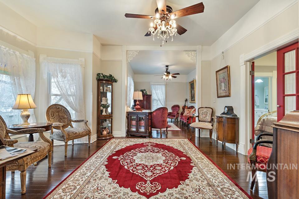 516 E Main Property Photo 11