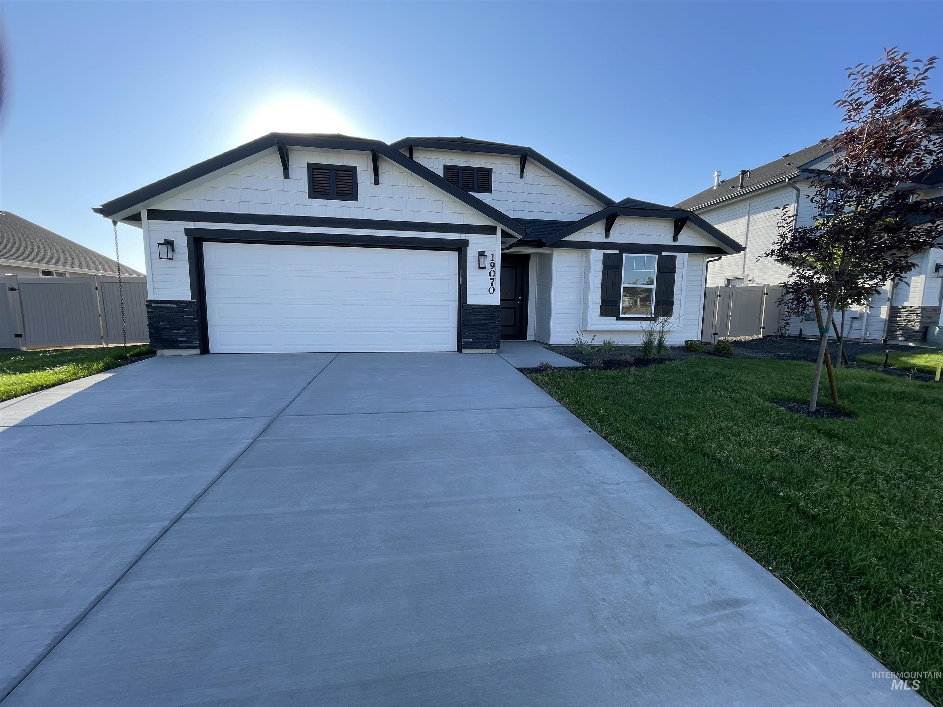19070 Mooney Ave Property Photo 1