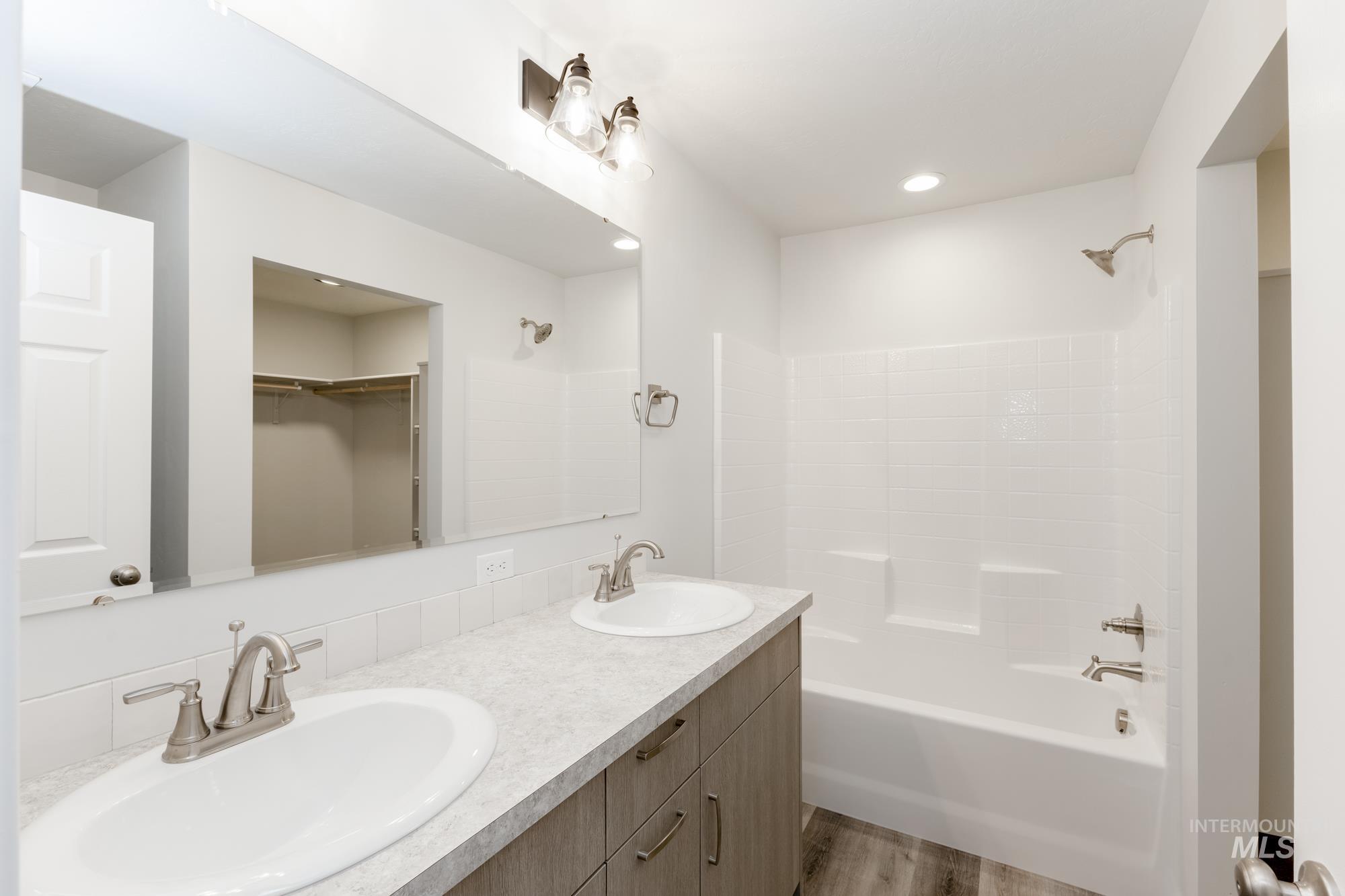 281 N Madrone Ave Property Photo 17
