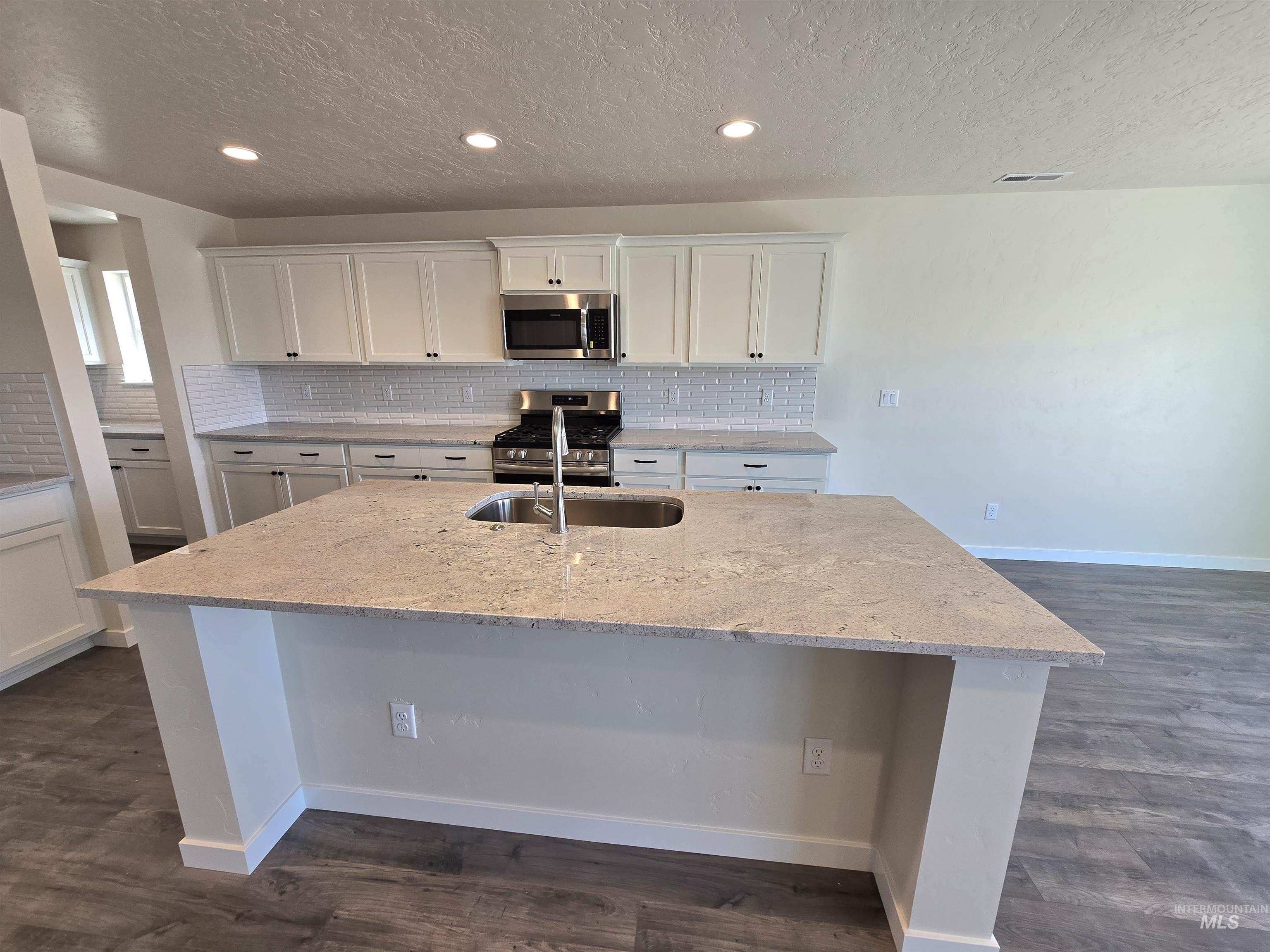 15613 N Labrador Ave Property Photo 5