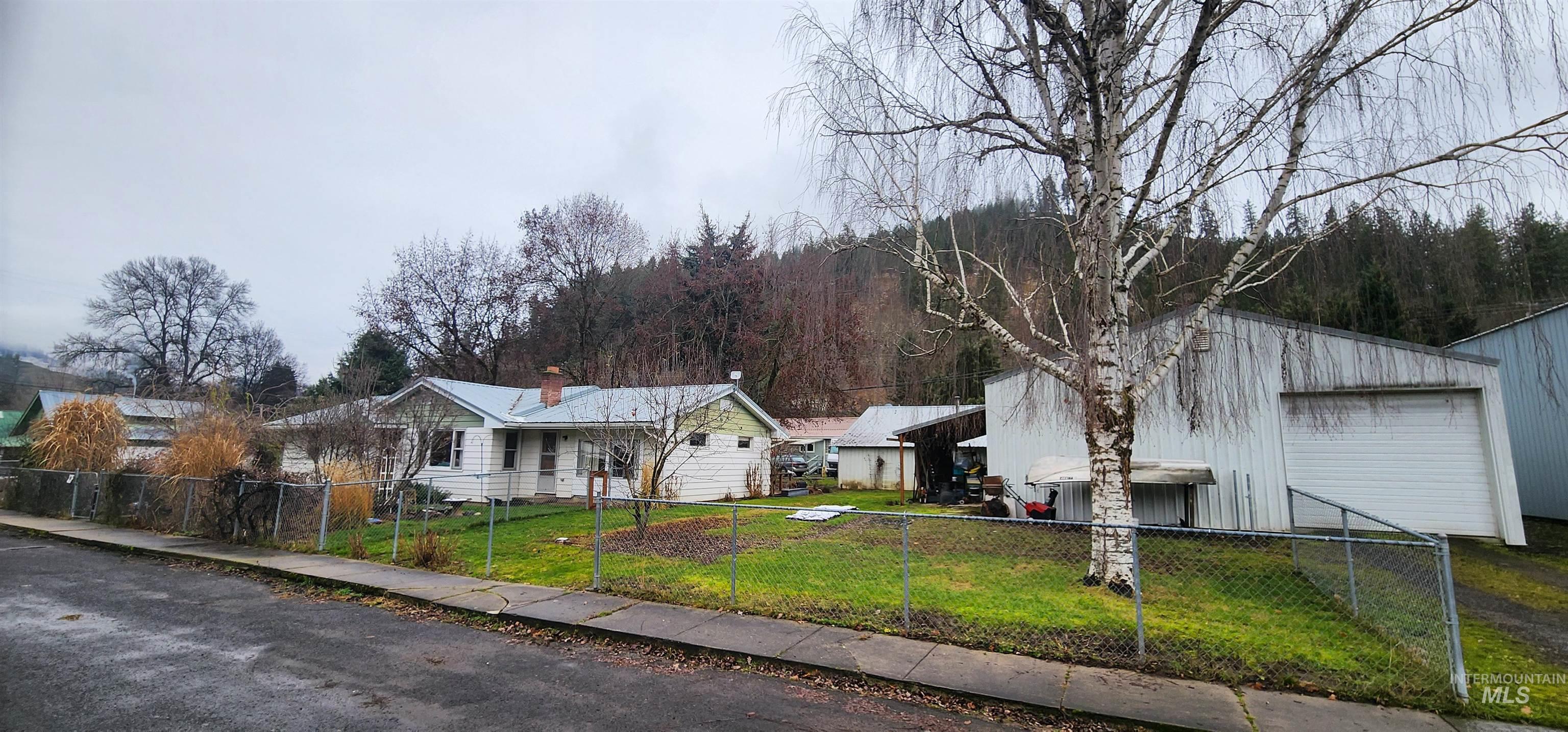 219 Pine Ave Property Photo