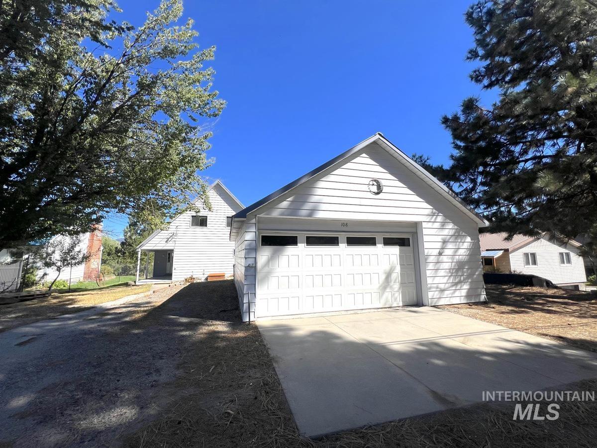 108 S School Street Property Photo 3