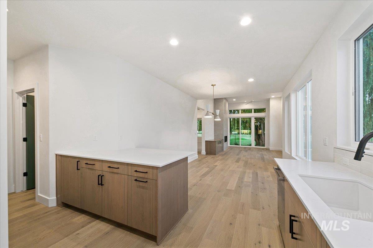 6480 S Astoria Ave Property Photo 8