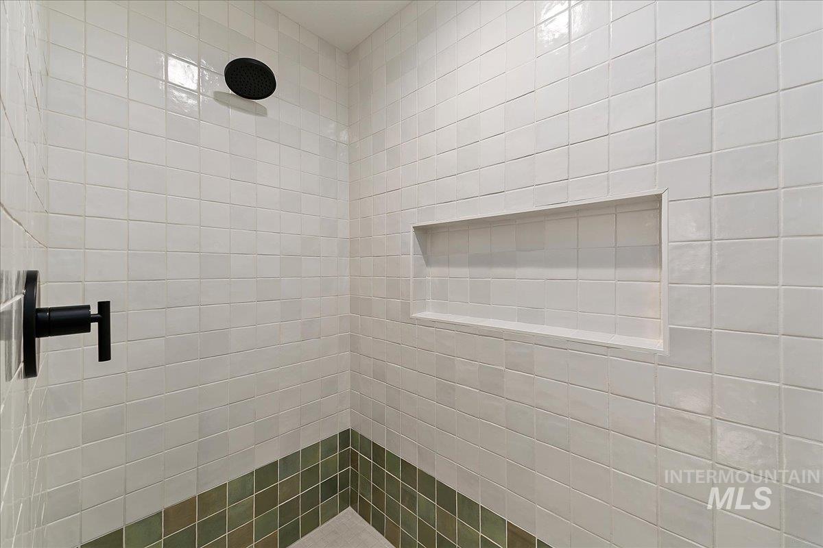 6480 S Astoria Ave Property Photo 15