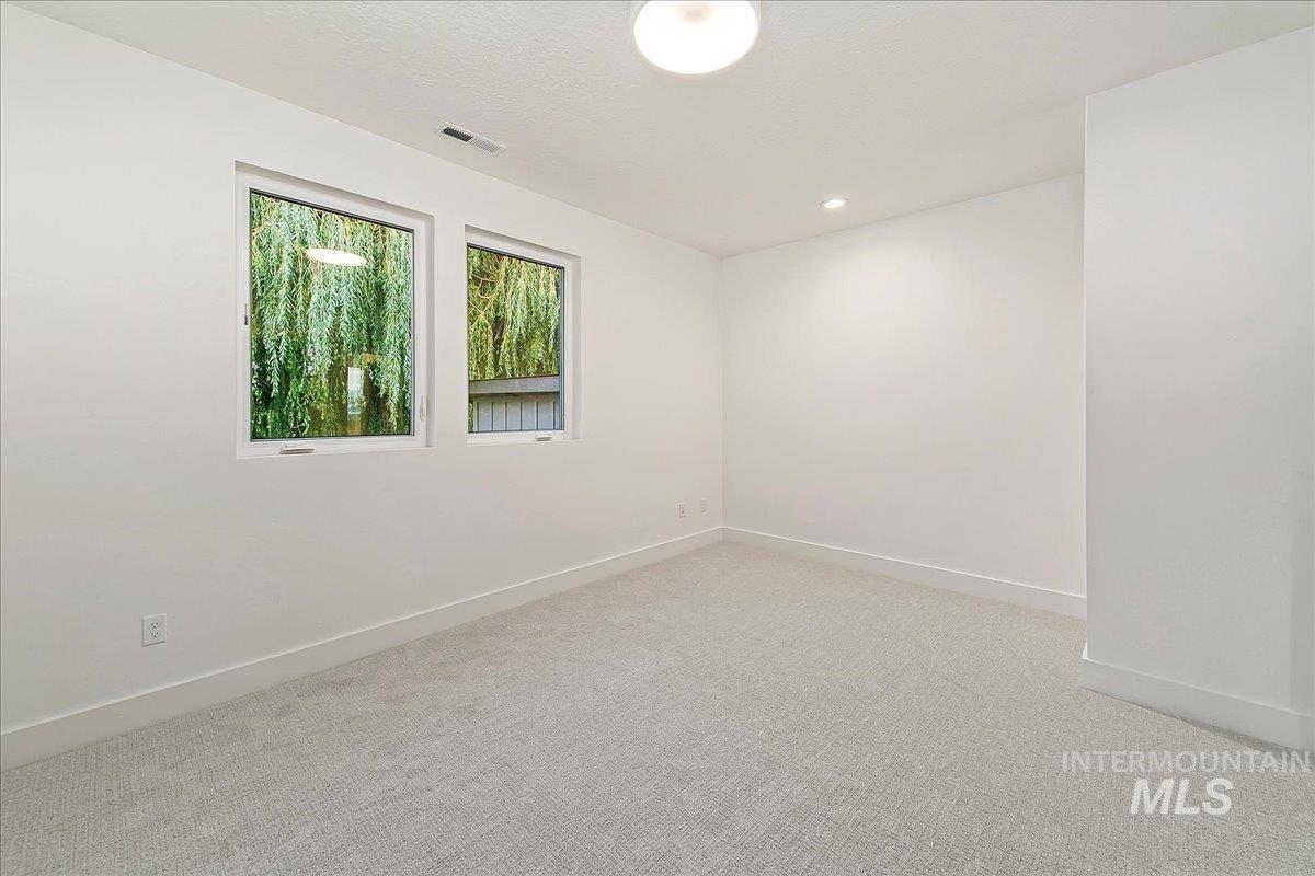 6480 S Astoria Ave Property Photo 18