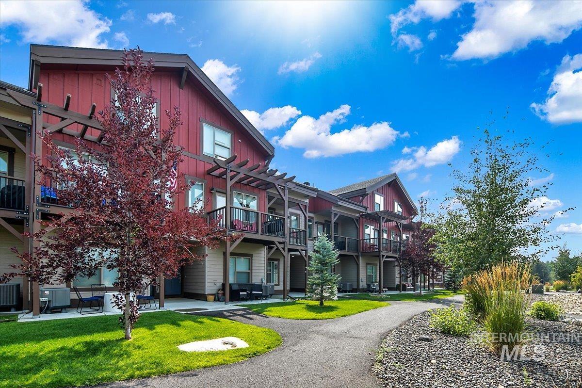 310 Broken Creek St. Property Photo 3