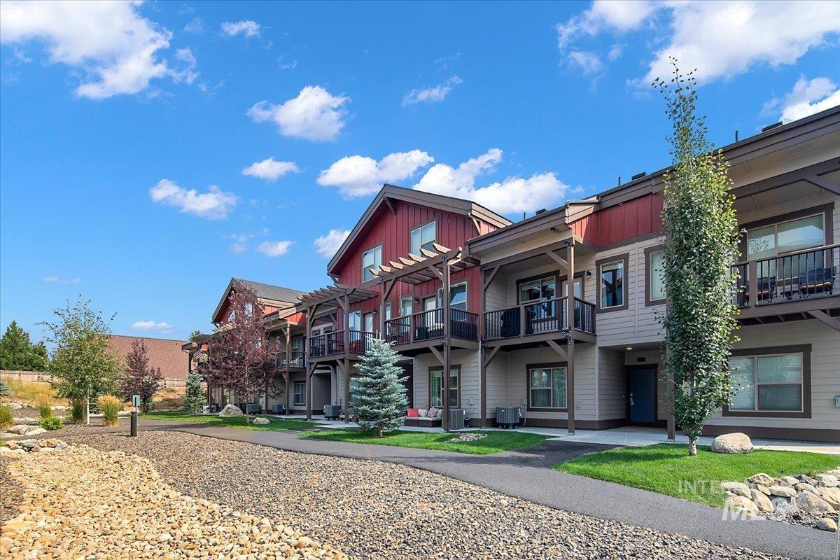 310 Broken Creek St. Property Photo 4