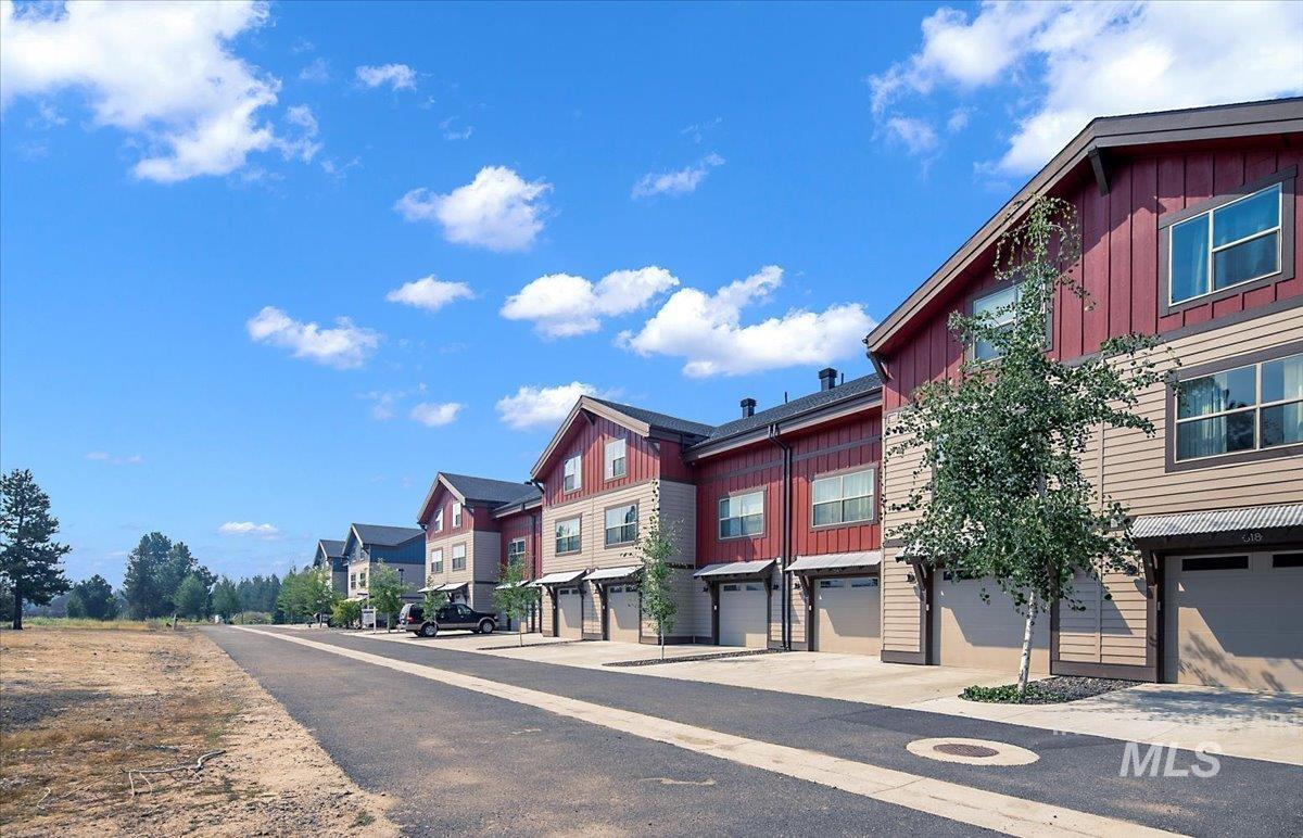 310 Broken Creek St. Property Photo 5