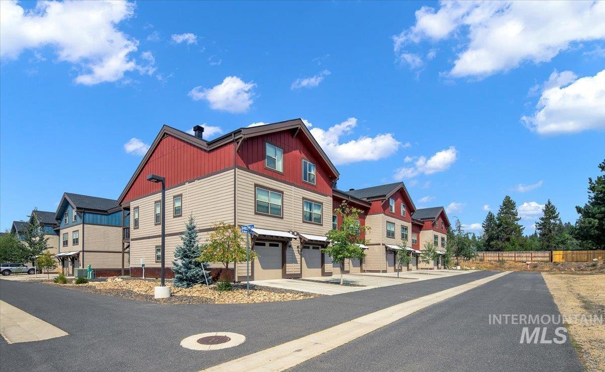 310 Broken Creek St. Property Photo 7